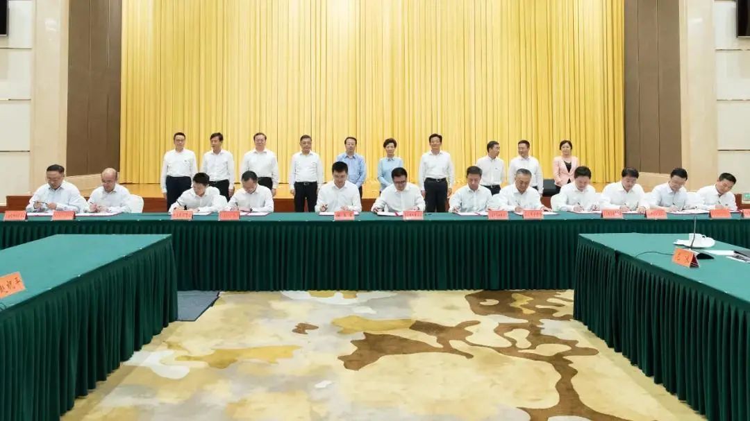 上海市長(zhǎng)龔正蒞臨上海永進(jìn)電纜集團(tuán)招聘展位—上進(jìn)電纜積極參與滬遵扶貧協(xié)作！